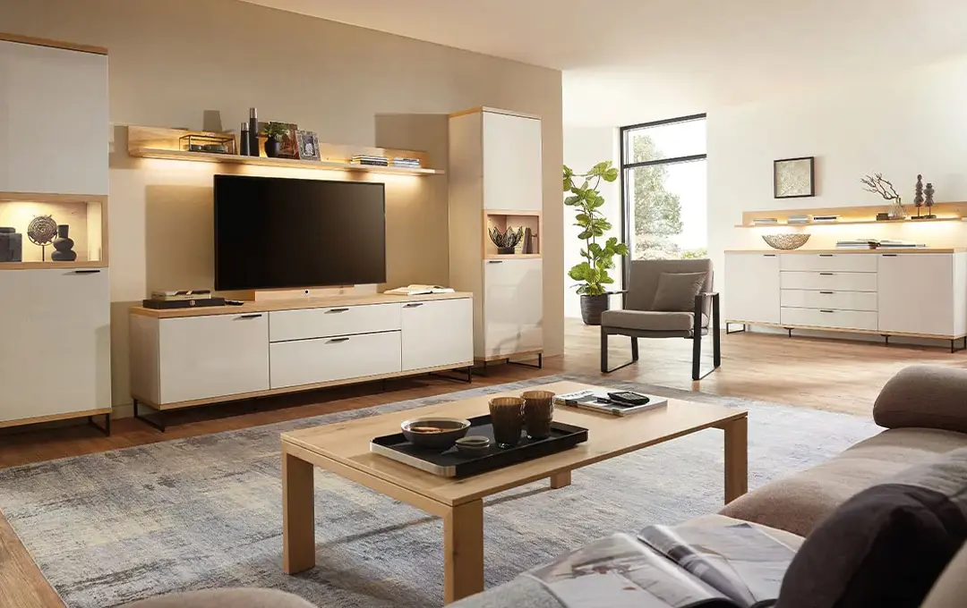 Wohnzimmer mit TV-Möbeln in Weiß und Holz, Couchtisch, Sessel und Sideboard mit Regal